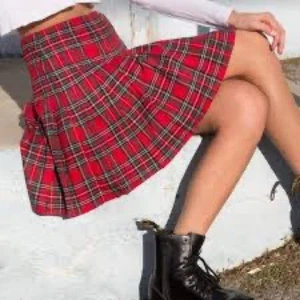 Brandy Melville Dana High Waisted Pleat Plaid Red Black Green Skirt One Size SM - Picture 1 of 7