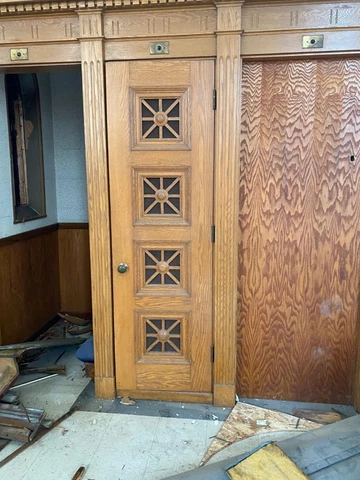 SOLID GOTHIC OAK DOOR FROM A CLOSED CHURCH - CMC100 Cover