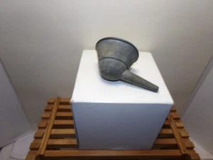 Vintage Side Discharge Strainer Funnel - Imagen 1 de 6