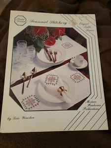 Saisonale Sticherei, elegante Ahornleinen, modernes Erbstück. Von Lois Winston - Bild 1 von 1