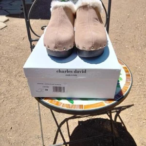 Zuecos de gamuza topo con tachuelas con ribete de piel sintética Charles David nuevos de lote UE talla 39 - Imagen 1 de 10