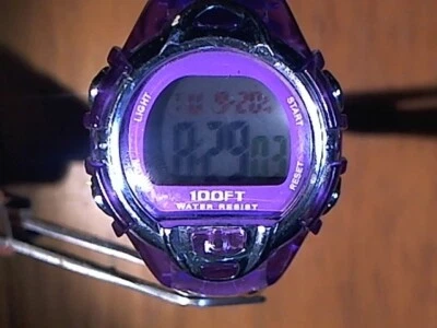 Reloj deportivo digital con caja granate translúcido y pantalla multicolor Foto 1 de 4