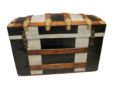 Baúl jorobado vintage de metal y madera victoriano 1890 cofre de vapor coleccionable Foto 1 de 4