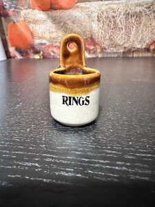 Keramik Ringhalter braun und weiß Glasur Wort "Ringe" Wandhalterung oder sitzend - Bild 1 von 5