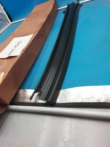 GM Molding Windshield Pillar Escalade Suburban Yukon LH 25975085 07-13 - Picture 1 of 3