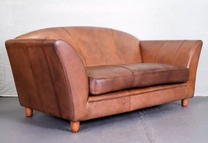 ELEGANTE SOFÁ DE DOS PLAZAS ESTILO VINTAGE CUERO MARRÓN RESPALDO CAMEL CON BASE DE RESORTE - Imagen 1 de 17