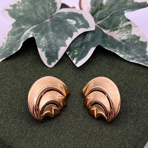 Vtg Trifari Clip On Earrings Gold Tone Brushed and Shiny Wave Cutout 1 in Signed - Picture 1 of 7