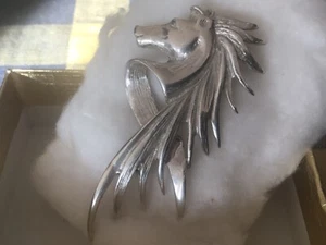 Broche plateado cabeza de caballo origen griego pesado - Imagen 1 de 4