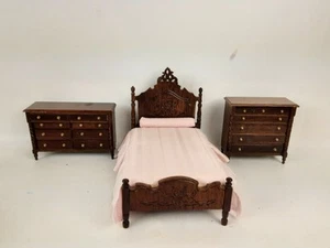 Casa delle Bambole Miniatura Bespaq Ornato Legno Intagliato Letto e Comò Vintage LEGGI - Foto 1 di 19