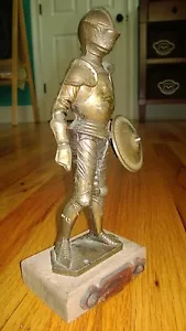 Antigua estatua de caballero con armadura de metal fundido de colección sobre pedestal de madera - Imagen 1 de 12