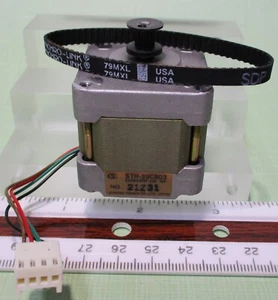 Motor paso a paso Shinano Kenshi 4 hilos NEMA 16 0,9° paso 6,8 V 16Ω STH-39C803 y correa - Imagen 1 de 5