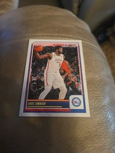 Aros Panini NBA invierno 2023-24 (en fondo) Joel Embiid Ken Goldin #67 - Imagen 1 de 2