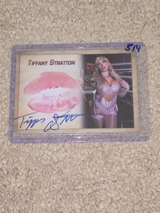 Tiffany Stratton signierte Kiss Card Wrestler WWE Collectors Expo Champion #514 - Bild 1 von 2
