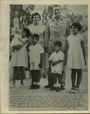 1956 Press Photo Egyptian President Gamal Abdel Nasser with wife and children