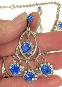 DE COLECCIÓN CELEBRIDAD Azul Estrás COLLAR Y CANDELABRO CONJUNTO DE PENDIENTES FIRMADO - Imagen 1 de 9