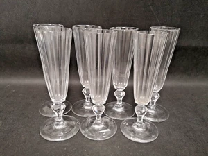 BACCARAT 19. Jh. Set mit 7 Kristallflöten mit geschliffenen Kanten und Diamantfüßen - Bild 1 von 9