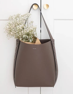 Bolso de Mano Aallyn Jolina Bucket - Madera Baya/Plata Foto 1 de 4