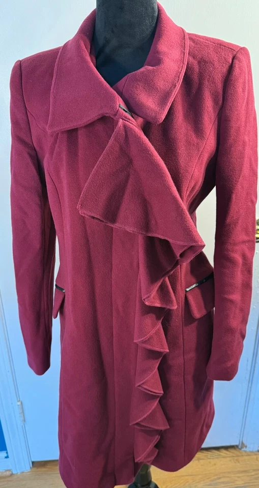 Abrigo de lana Nicole Miller rojo con volantes talla 8 Foto 1 de 3