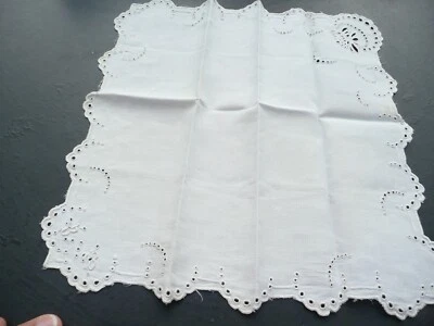 mouchoir ancien brodé , entourage festonné et brodé - Photo 1/4