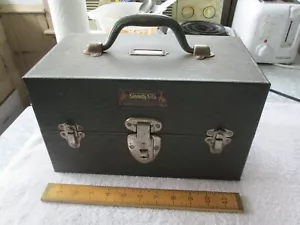 RARA CAJA DE HERRAMIENTAS EN VOLADIZO VERDE Kennedy pequeña (12 1/2 -7-7) con llave - excelente estado - Imagen 1 de 12