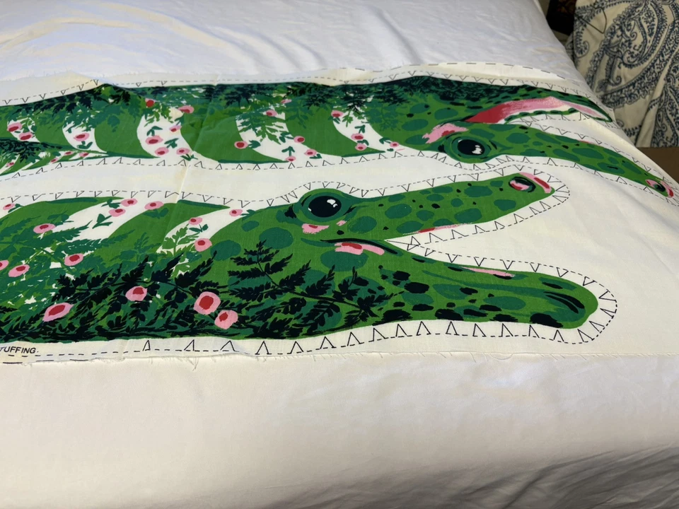 Difícil de Encontrar Vintage Caimán/Cocodrilo Artesanal Tela Panel Mod Floral Reptil Almohada Coser Foto 1 de 4