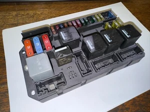 YQE500370 Fuse Box RANGE ROVER L322 - Picture 1 of 2