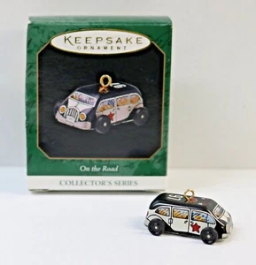 HALLMARK RECUERDO MINIATURA ORNAMENTO (EN LA CARRETERA) COCHE PATRULLA DE HOJALATA #QXM4172 1997 - Imagen 1 de 8