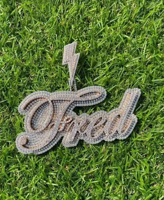 Кулон с письмом на заказ из желтого золота 14 карат с круглым бриллиантом 3 карата созданный в лаборатории - Изображение 1 из 4