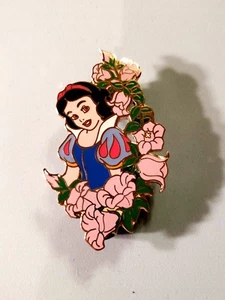 Disney Pin 32816 Disney Auctions Snow White Among Flowers LE 1000 NOC - Picture 1 of 9