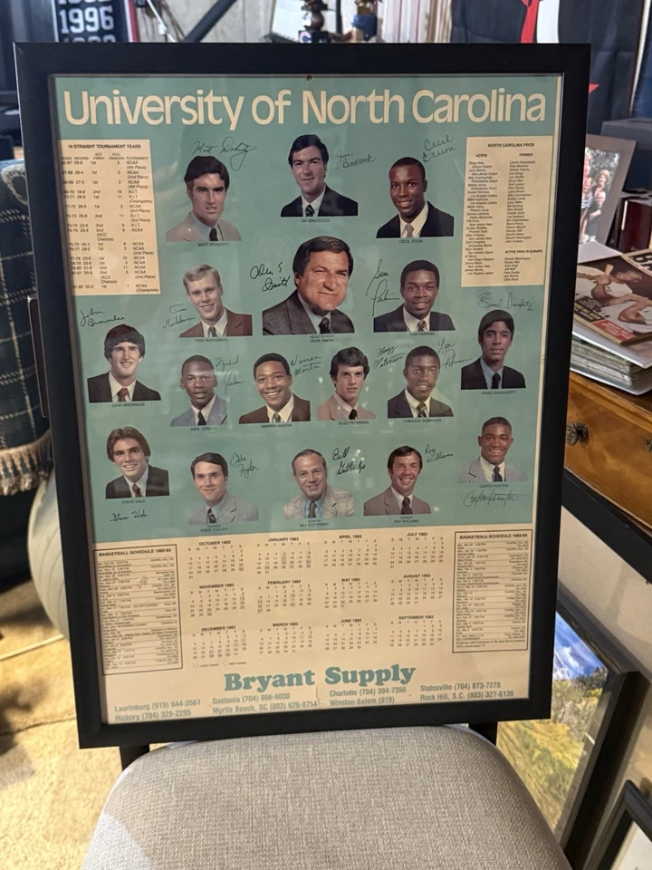 UNC Tar Heels Baloncesto Auténtico 1983 Calendario Raro ¡Con Michael Jordan! Foto 1 de 4