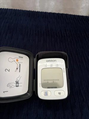 OMRON HEALTHCARE 7 SERIES WRIST BLOOD PRESSURE MONITOR BP652N WITH CASE - Image 1 of 3