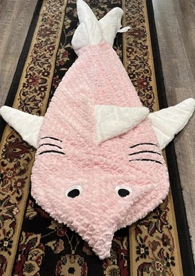 Tommy Bahama Tiburón Cola Acurrucada NIÑOS Peluche Suave Acogedora Manta Rosa Blanco Pez Foto 1 de 4