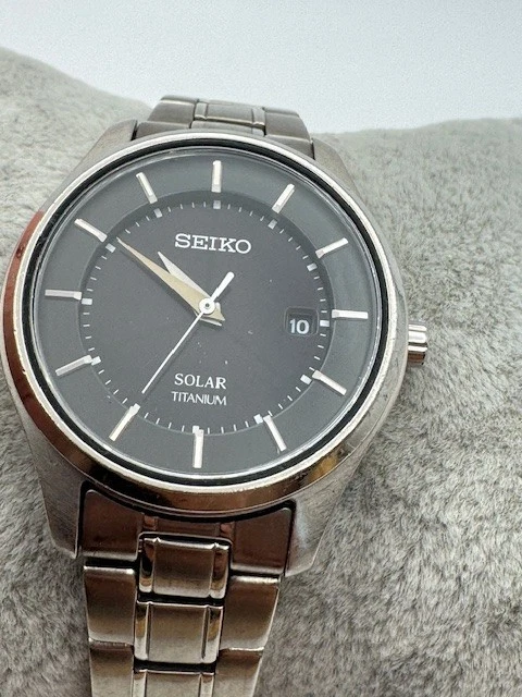 Reloj Seiko SOLAR V137-0CS0 Titanio Tono Plata Fecha Damas FUNCIONA Foto 1 de 4