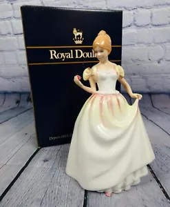 Royal Doulton 'GIFT OF LOVE' - HN 3427 - Bone China Figurine 1993 ~ VGC - Imagen 1 de 11