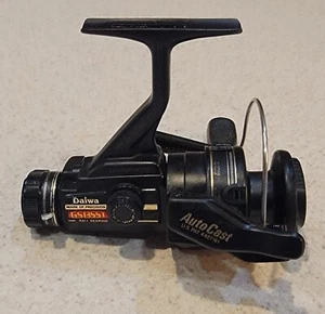Carrete giratorio de pesca Daiwa GS1355T con carrete de grafito de arrastre trasero fundición automática - Imagen 1 de 15