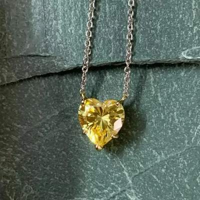 Colgante de zafiro amarillo creado en laboratorio con corte de corazón de 6 quilates enchapado en oro blanco de 14 quilates Foto 1 de 4
