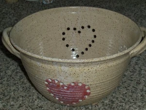 Pottery Stoneware 10" W Colander Strainer Glazed Tan Speckled Brown Hearts EC - Picture 1 of 4