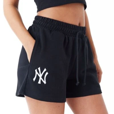 Pantalones cortos de equipo de estilo de vida New Era para mujer MLB ~ New York Yankees negros Foto 1 de 2