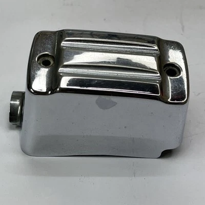 Cubierta cromada freno cilindro maestro delantero marca KuryAkyn usada para Harley Davidson Foto 1 de 4