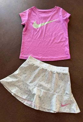 NIKE AUTÉNTICAS NIÑAS ORIGINALES 2 piezas Camiseta FALDA CONJUNTO Skort Talla XS 4-5 escuela activa Foto 1 de 4