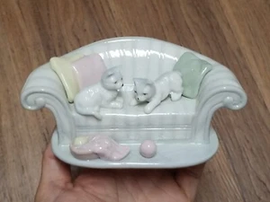 Adorable hogar vintage “Gatos en un sofá” Home Buddies Nobodys Home de Simson  - Imagen 1 de 7