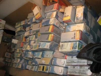 Persianas venecianas manuales Velux y cortinas manuales Velux nuevas en caja original   Foto 1 de 4