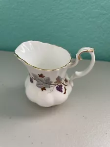 CREAMA ROYAL ALBERT PATRÓN "LORRAINE" "HECHA EN INGLATERRA" - Imagen 1 de 7
