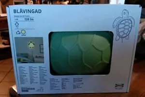 IKEA BLAVINGAD LED Wandlampe Schildkröte grün - Kinderzimmer, Bibliothek, Büro, Küche - Bild 1 von 4