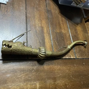 SPLENDIDO VECCHIO CORNO O PIPA IN METALLO MISTO DAL TIBET - CON DISEGNO DRAGO - Foto 1 di 6