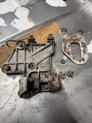 Soporte y tensor compresor aire acondicionado OEM BMW E30 318i M3 S14 M10 con herrajes Foto 1 de 4