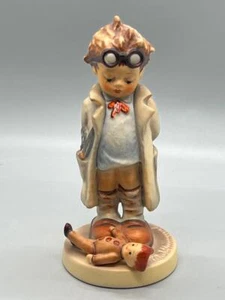 Estatuilla Hummel Goebel Doctor #127 TM5 niño con muñeca - Imagen 1 de 9