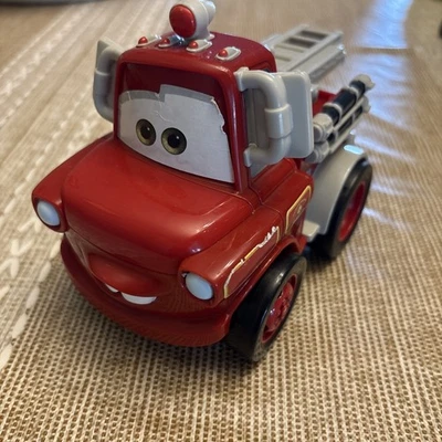 Disney Pixar CARROS Toon Rescue Squad MATER Shake N Go CAMINHÃO DE BOMBEIROS Sons Mattel - Imagem 1 de 4