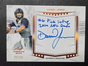 🔥 2019 LEAF TRINITY DANIEL JONES PERSONAL INSCRIPTION ROOKIE AUTO RC /60 🔥 - Picture 1 of 6