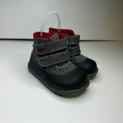 Botas para niños See Kai Run negras y grises con detalles rojos Foto 1 de 4